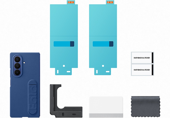 갤럭시 Z 폴드7 실리콘 케이스 with 스탠드의 구성품이 자세히 보이고 있습니다. 실리콘 케이스, AR 필름 2장, 스퀴지, 더스트 리무버 스티커, 마이크로 파이버 클리너, 어플리케이터가 보이고 있습니다.
