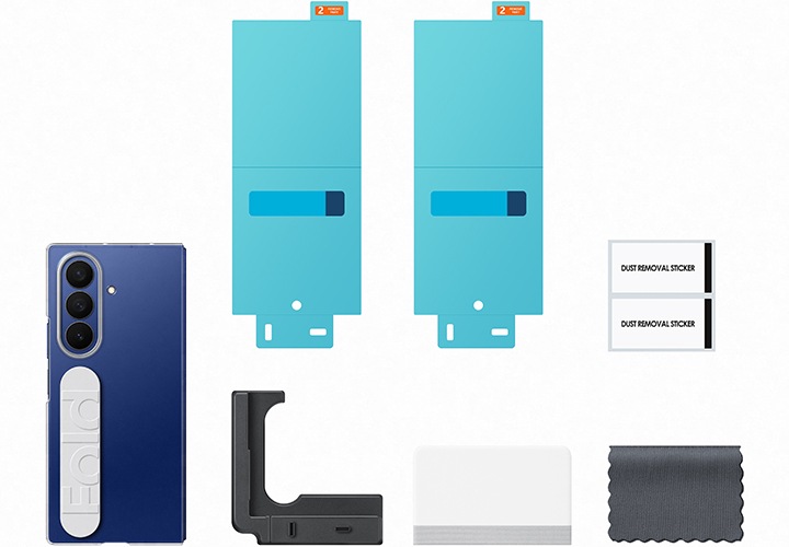 갤럭시 Z 폴드7 클리어 그립 케이스의 구성품이 자세히 보이고 있습니다. 클리어 그립 케이스, AR 필름 2장, 스퀴지, 더스트 리무버 스티커, 마이크로 파이버 클리너, 어플리케이터가 보이고 있습니다.