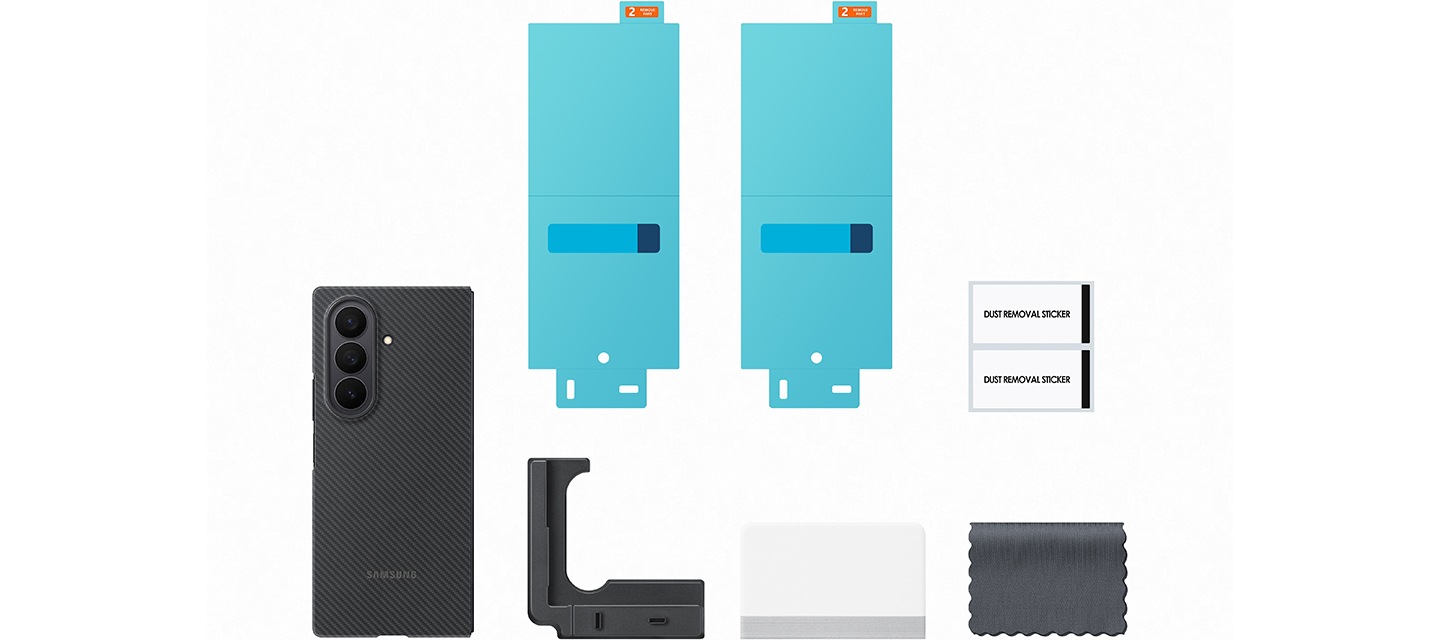 갤럭시 Z 폴드7 카본쉴드 케이스의 구성품이 자세히 보이고 있습니다. 카본쉴드 케이스, AR 필름 2장, 스퀴지, 더스트 리무버 스티커, 마이크로 파이버 클리너, 어플리케이터가 보이고 있습니다.