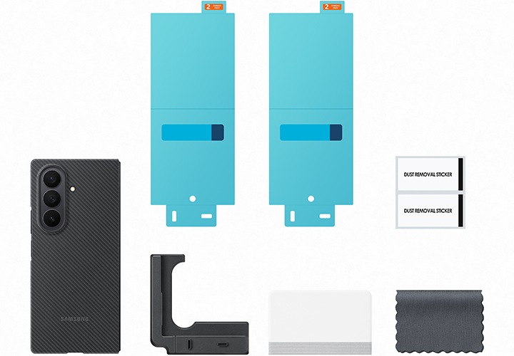 갤럭시 Z 폴드7 카본쉴드 케이스의 구성품이 자세히 보이고 있습니다. 카본쉴드 케이스, AR 필름 2장, 스퀴지, 더스트 리무버 스티커, 마이크로 파이버 클리너, 어플리케이터가 보이고 있습니다.