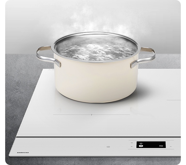 그레이 색상 대리석 배경에 이미지 하단 부분에는 인덕션의 이미지가 반정도 보이고 있고 인덕션 위에 물이 끓고 있는 냄비가 보이고 있습니다.