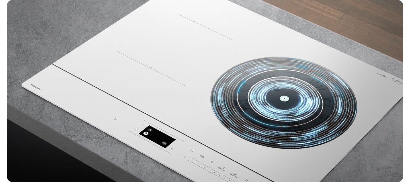 오른쪽 상단에는 진한 갈색의 마룻 바닥이 보입니다. 그 아래 회색 상판이 깔린 주방 테이블 위로 인덕션이 설치되어 있는 모습이 보입니다. 인덕션의 오른쪽 화구 부분 가열 영역이 파란색 선들로 원형으로 표현되어 있습니다.