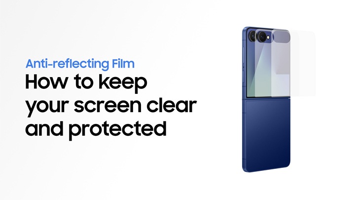 AR 필름 부착 방법  AR 필름을 쉽게 붙이고 싶으신가요?  쉽게 AR 필름을 붙이고 싶다면 이렇게 해보세요. 금방 끝낼 수 있어요!  AR 필름을 준비해주세요  테이블 위에 구성품인 AR 필름 2개, 먼지 제거 스티커 2개, 어플리케이터, 스퀴지, 극세사 클리너, 부착 가이드가 있습니다.   1단계. 설정  우선 제품을 닫은 상태에서 시작해주세요  블루 쉐도우의 갤럭시 Z 플립7이 플렉스윈도우를 정면에서 본 상태로 닫혀 있습니다.   어플리케이터에 붙어있는 스티커를 모두 제거해주세요  제품의 모서리에 어플리케이터를 놓아주세요  화면을 깨끗하게 닦고 먼지 제거 스티커로 먼지를 제거해주세요  극세사 클리너가 화면을 깨끗이 닦고 먼지 제거 스티커가 커버 화면을 두드려 먼지를 제거합니다.  2단계. AR 필름 부착  1이라고 표시된 스티커를 벗겨서 접착면을 노출시키세요  카메라 렌즈와 어플리케이터의 홈에 필름의 끝 부분을 맞춰줘주세요  접착부분을 눌러서 고정시켜주세요  2REMOVE PART 스티커가 붙어있는 필름을 들어 올려주세요  스퀴지를 활용해 필름을 가운데에서 바깥쪽으로 밀어주세요  탭이 부착된 필름 부분이 떨어집니다.  나머지 절반도 같은 방식으로 해주세요  어플리케이터를 분리해주세요  필름을 들어올린 뒤 중앙에서부터 눌러주세요  3단계. 마무리  스퀴지를 이용해 기포가 생기지 않도록 바깥쪽으로 고르게 밀어주세요  2REMOVE PART 스티커가 붙어있는 보호필름을 제거해주세요  극세사 클리너로 화면을 닦아서 마무리합니다    짜잔!  화면이 반짝입니다.   AR 필름으로 화면을 선명하고 안전하게 보호하세요 라는 문구와 Samsung.com 주소 및 Samsung 로고가 나타납니다.    * 이해를 돕기 위해 연출된 영상입니다.  * 구성품은 국가 또는 지역에 따라 다를 수 있습니다.  * 액세서리는 별도 판매입니다.  * 사용 가능한 색상, 모델 및 액세서리 디자인은 국가, 지역, 통신사에 따라 다를 수 있습니다.  * AR 필름을 부착한 후 화면 중앙에 선이 생길 수 있습니다. 일반적으로 시간이 지남에 따라 희미해지며 극세사 클리너로 해당 부분을 부드럽게 닦아내면 줄어들 수 있습니다.