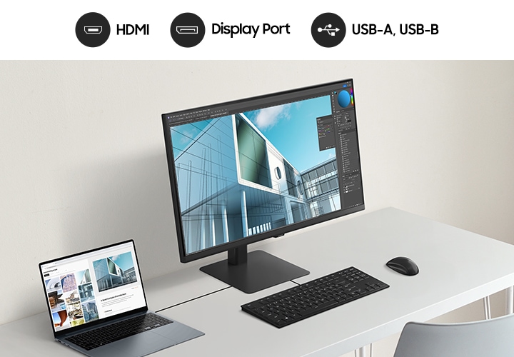 데스크에 작업중인 모니터와 노트북PC, 키보드, 마우스, 스마트폰이 놓여져 있습니다.