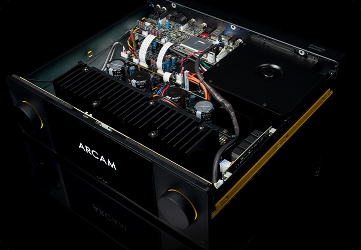 AV 리시버의 내부 부품들이 보입니다.