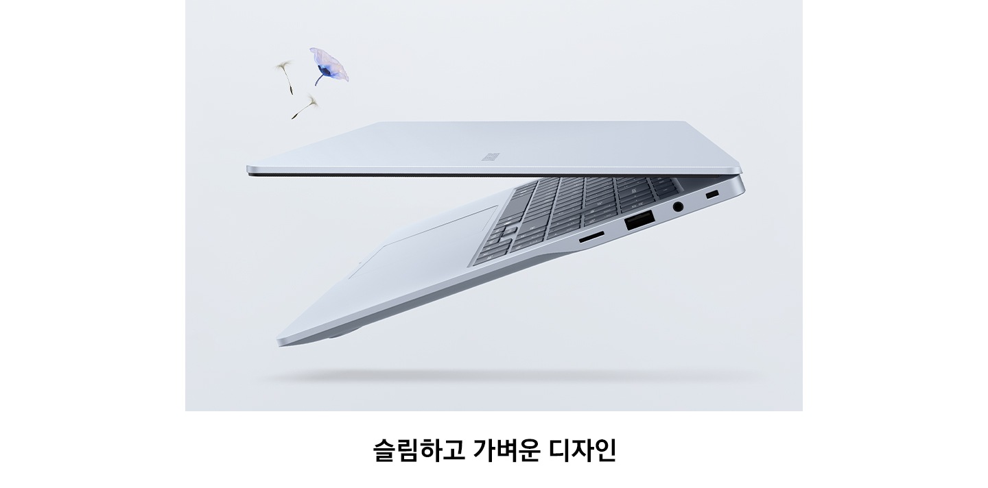 살짝 열린 채 왼쪽 측면을 드러낸 갤럭시 북4 엣지가 공중에 떠 있는 모습입니다.