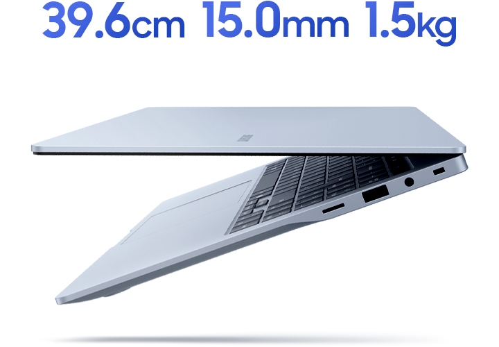 갤럭시 북4 엣지가 왼쪽을 향해 조금 열린 상태로 공중에 떠 있습니다. 상단에 39.6cm, 두께 15mm, 무게 1.5kg라고 적혀 있습니다.