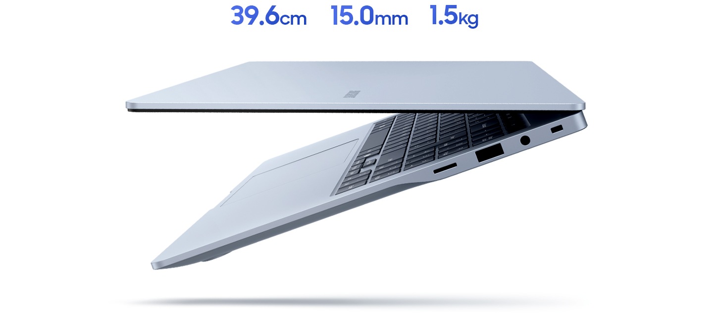 갤럭시 북4 엣지가 왼쪽을 향해 조금 열린 상태로 공중에 떠 있습니다. 상단에 39.6cm, 두께 15mm, 무게 1.5kg라고 적혀 있습니다.