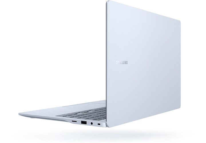 열린 채로 왼쪽 후면을 드러낸 갤럭시 북4 엣지의 커버에 삼성 로고가 있습니다.