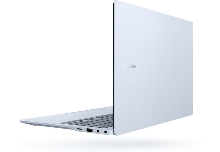 열린 채로 왼쪽 후면을 드러낸 갤럭시 북4 엣지의 커버에 삼성 로고가 있습니다.