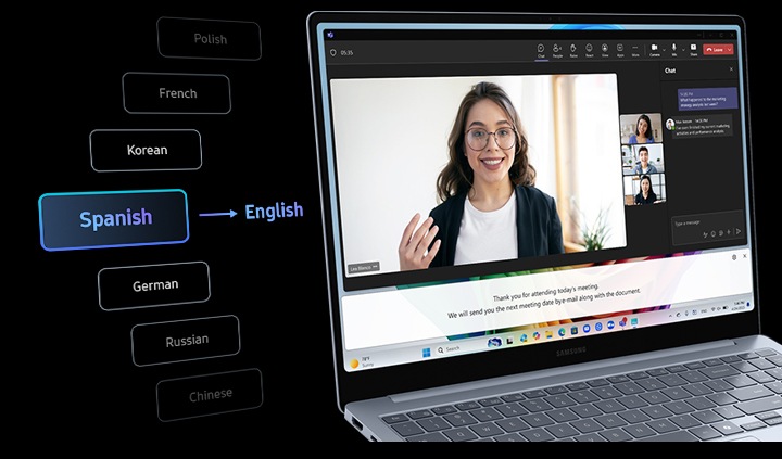 비스듬히 오른쪽을 향해 열려 있는 갤럭시 북4 엣지 화면에 4명이 참여 중인 Microsoft Teams 그룹 화상 통화가 표시되어 있습니다. 라이브 캡션 기능으로 AI가 스페인어를 영어 자막으로 실시간 번역하는 모습입니다.