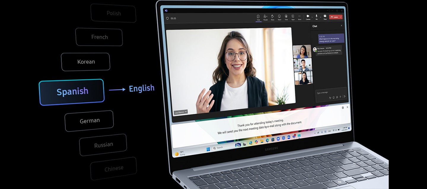 비스듬히 오른쪽을 향해 열려 있는 갤럭시 북4 엣지 화면에 4명이 참여 중인 Microsoft Teams 그룹 화상 통화가 표시되어 있습니다. 라이브 캡션 기능으로 AI가 스페인어를 영어 자막으로 실시간 번역하는 모습입니다.