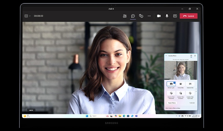 갤럭시 북4 엣지 화면에서 한 젊은 여성이 Microsoft Teams 화상 통화를 하고 있습니다. 다양한 AI 효과 및 필터를 설정할 수 있는 Windows Studio Effect 창이 함께 열려 있는 모습입니다.