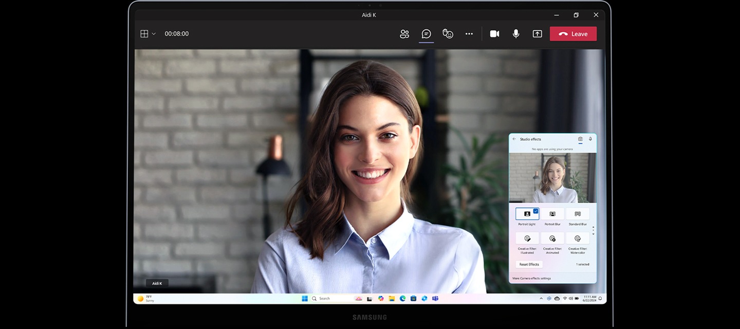 갤럭시 북4 엣지 화면에서 한 젊은 여성이 Microsoft Teams 화상 통화를 하고 있습니다. 다양한 AI 효과 및 필터를 설정할 수 있는 Windows Studio Effect 창이 함께 열려 있는 모습입니다.