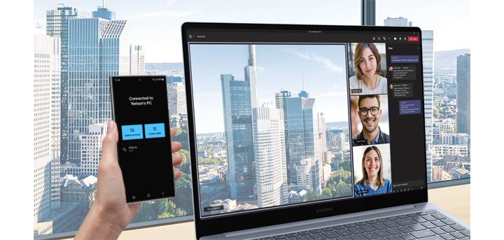갤럭시 S24 울트라를 카메라로 사용하여 갤럭시 북4 엣지 화면에 켜진 Microsoft Teams 그룹 화상 통화에 참여하고 있는 모습입니다.