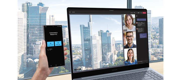 갤럭시 S24 울트라를 카메라로 사용하여 갤럭시 북4 엣지 화면에 켜진 Microsoft Teams 그룹 화상 통화에 참여하고 있는 모습입니다.