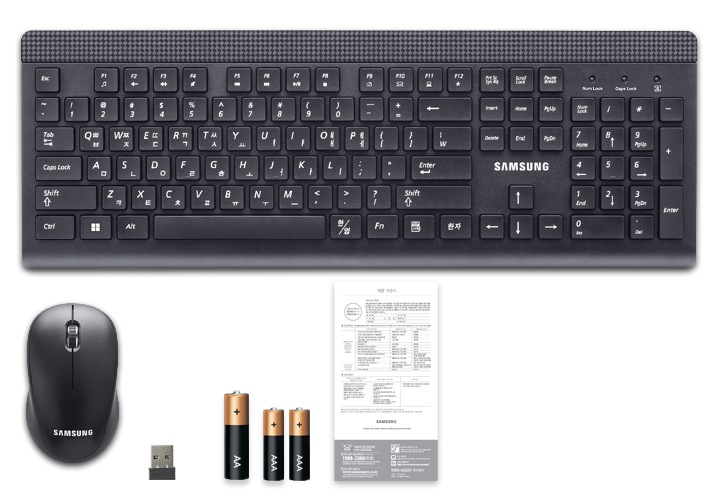 검은색 키보드의 정면 이미지가 보입니다 그 아래쪽에 순서대로 검은색 마우스와 리시버(수신기)이미지, AA 건전지 1개 이미지, AAA건전지 2개 이미지, 사용설명서 이미지 1개가 나열 되어 있습니다.