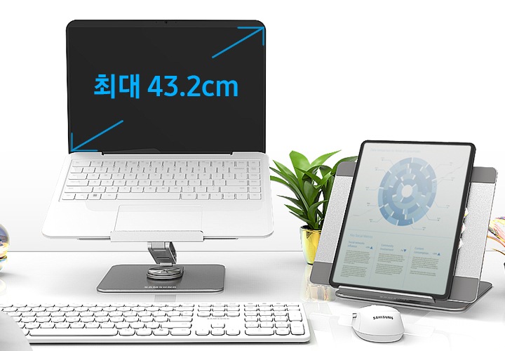 책상위 노트북 거치대에 노트북이 거치된 모습과 태블릿이 거치된 모습이 보입니다.