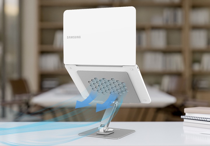 노트북이 거치된 노트북 거치대의 뒷면을 보여줍니다. 벌집 형태의 타공에서 바람이 빠져나오는 듯한 그림을 보여줍니다.