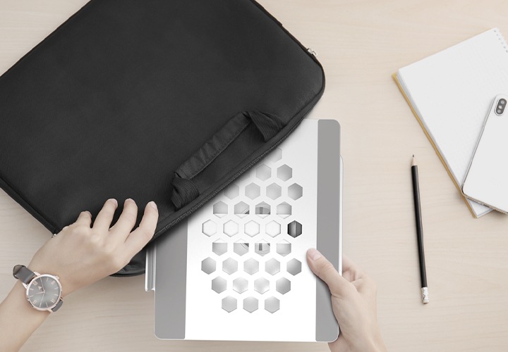 노트북 파우치에 노트북 거치대를 넣는 모습을 보여줍니다.