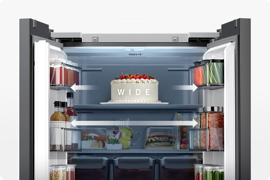 [김치냉장고 상칸 도어가 오픈되어 있고 각종 식재료가 들어있는 푸드컷입니다. 내상 상단/중앙 선반 부분이 확대되어 있으며 흰색 화살표가 양쪽으로 늘어나는 연출 이미지로 상단 중앙에 놓인 케이크에 WÍDÉ~ 문구가 나와있습니다.]