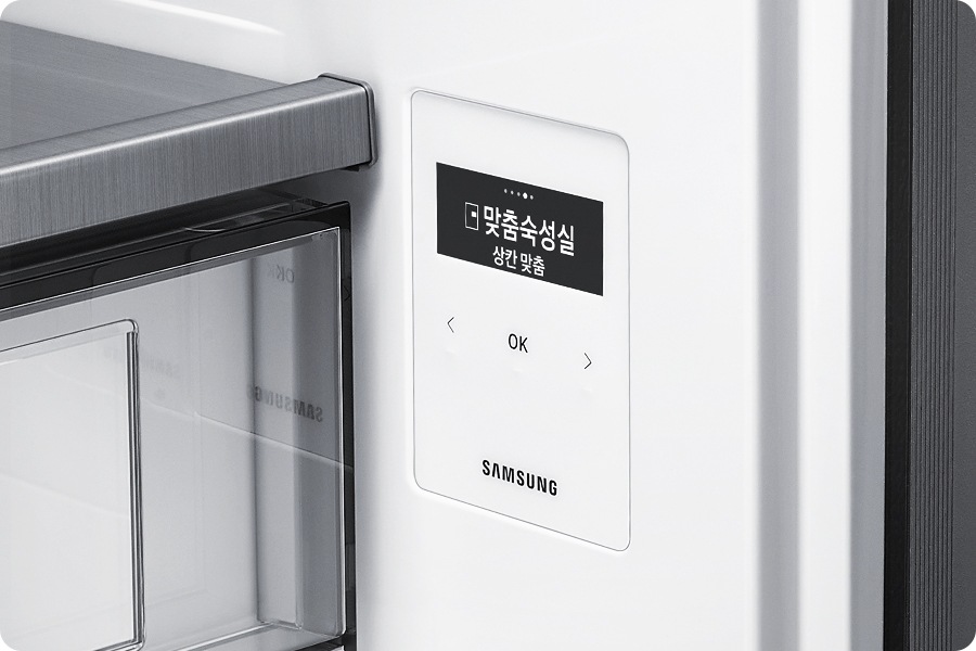 [김치냉장고 상칸 내상에서 웰빙존 쪽에 있는 조작부가 확대되어 있습니다.] 