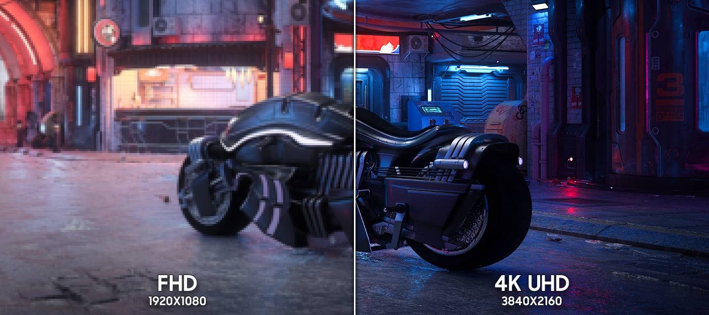 화면을 반으로 나누어 왼쪽은 FHD 버전을, 오른쪽은 4K UHD 버전으로 비교하여 보여줍니다.