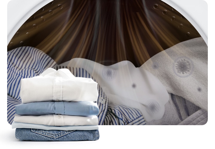 세탁기 통 내부가 확대되어 있고 세탁물이 들어있으며, 윗쪽에서 뜨거운 공기가 나오고 있는 연출된 이미지 입니다. 앞쪽에는 청바지와 셔츠 등 세탁된 빨랫감이 개어져 있는 연출 이미지 입니다.