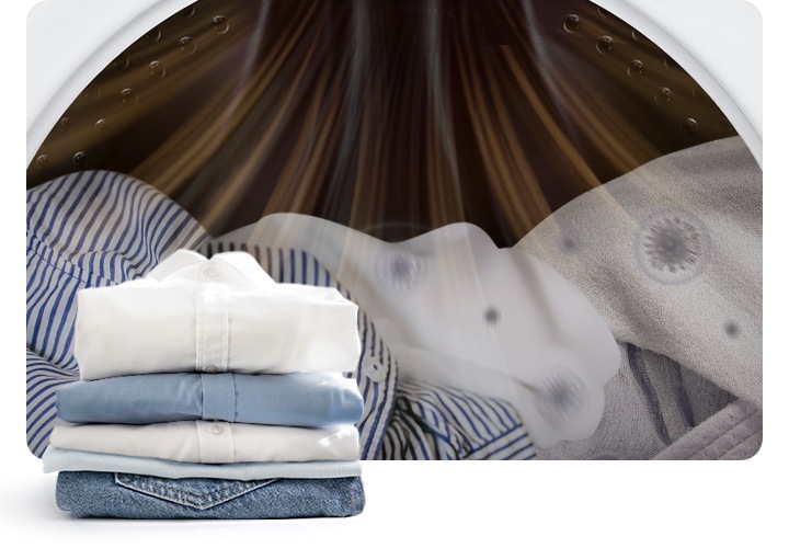 세탁기 통 내부가 확대되어 있고 세탁물이 들어있으며, 윗쪽에서 뜨거운 공기가 나오고 있는 연출된 이미지 입니다. 앞쪽에는 청바지와 셔츠 등 세탁된 빨랫감이 개어져 있는 연출 이미지 입니다.