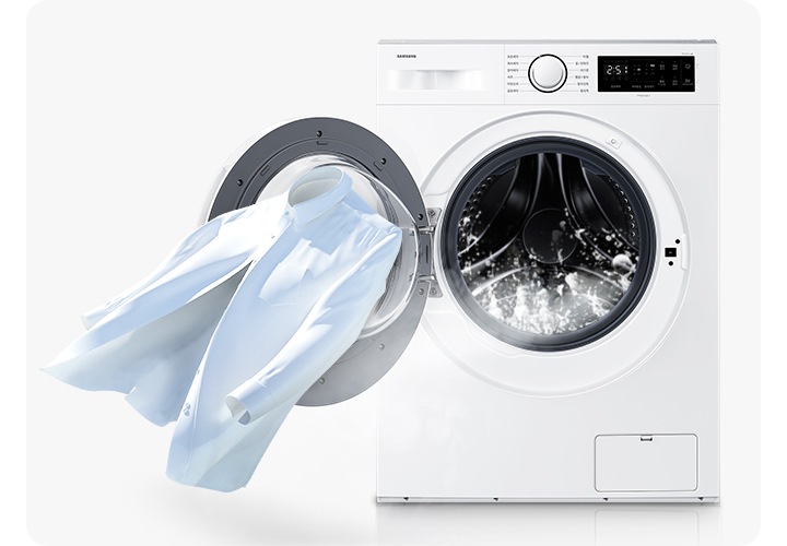 세탁기 도어가 열려있고 내부에 물이 차 작동되고 있는 연출 이미지 입니다. 좌측에서 흰색 와이셔츠가 세탁기 안으로 들어가는듯한 모습이 연출되어 있습니다.