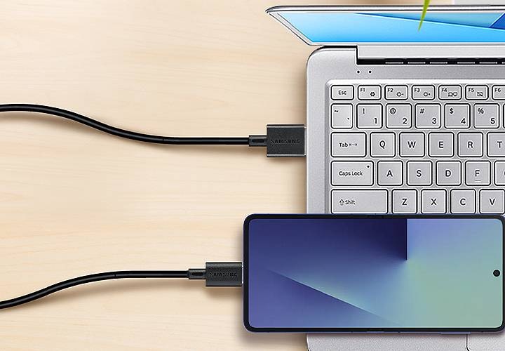 케이블을 이용해 스마트폰과 노트북을 연결한 모습을 보여줍니다.