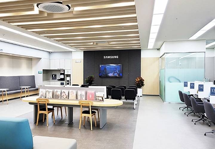 삼성 서비스 센터 내부의 모습을 보여줍니다.