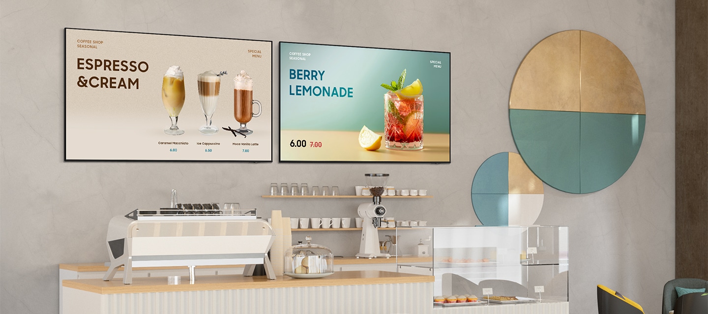 벽면에 비즈니스TV가 설치된 카페의 카운터 정면 모습입니다.