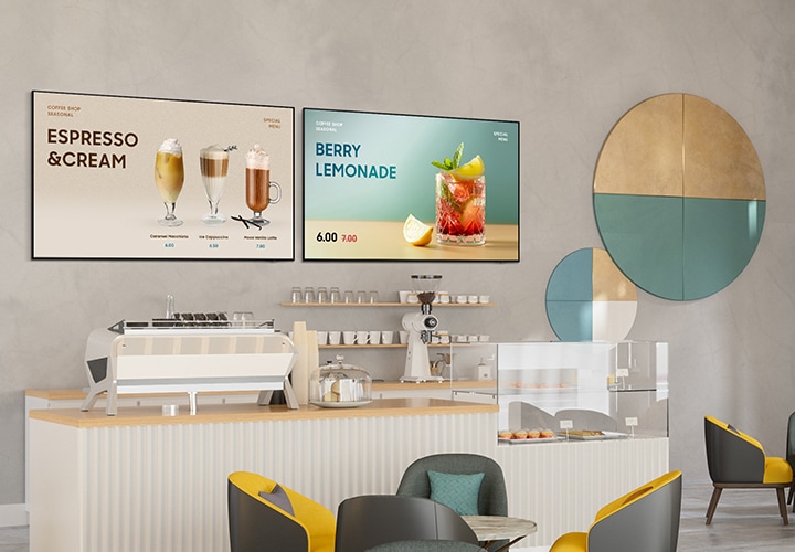 벽면에 비즈니스TV가 설치된 카페의 카운터 정면 모습입니다.