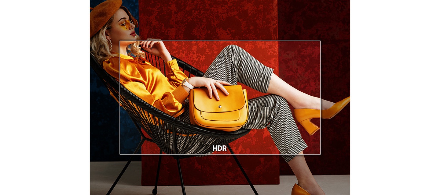 노란색 가방을 들고 의자에 앉아있는 여성모델의 모습입니다. 이미지 중앙에는 비즈니스TV 프레임을 표현하고 있으며, 화면 안에 있는 이미지만 색상이 밝고 선명합니다. 이미지 안에는 HDR이라고 표기되어 있습니다.
