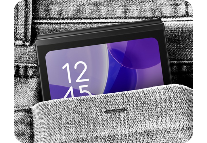 블랙 색상의 갤럭시 Z 플립7 FE이 있습니다. 기기가 접힌 상태로 주머니에 쏙 들어갑니다. 블랙 색상의 갤럭시 Z 플립7 FE가 플렉스모드 상태로 커버 디스플레이를 나타냅니다. 