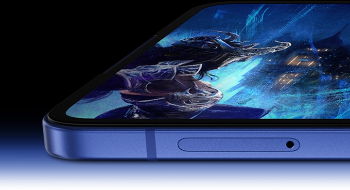 가로로 길게 펼쳐진 갤럭시 Z 플립7의 메인 디스플레이가 표시됩니다. 비전 부스터로 더욱 선명해진 색상을 표현할 수 있습니다. 