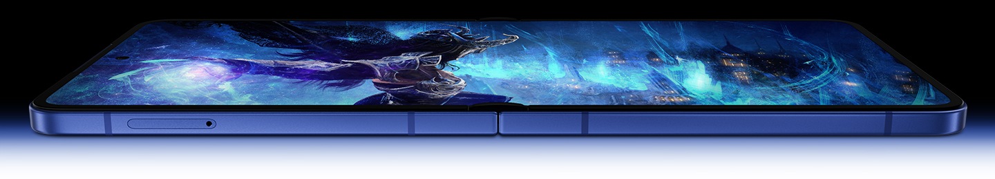 가로로 길게 펼쳐진 갤럭시 Z 플립7의 메인 디스플레이가 표시됩니다. 비전 부스터로 더욱 선명해진 색상을 표현할 수 있습니다. 