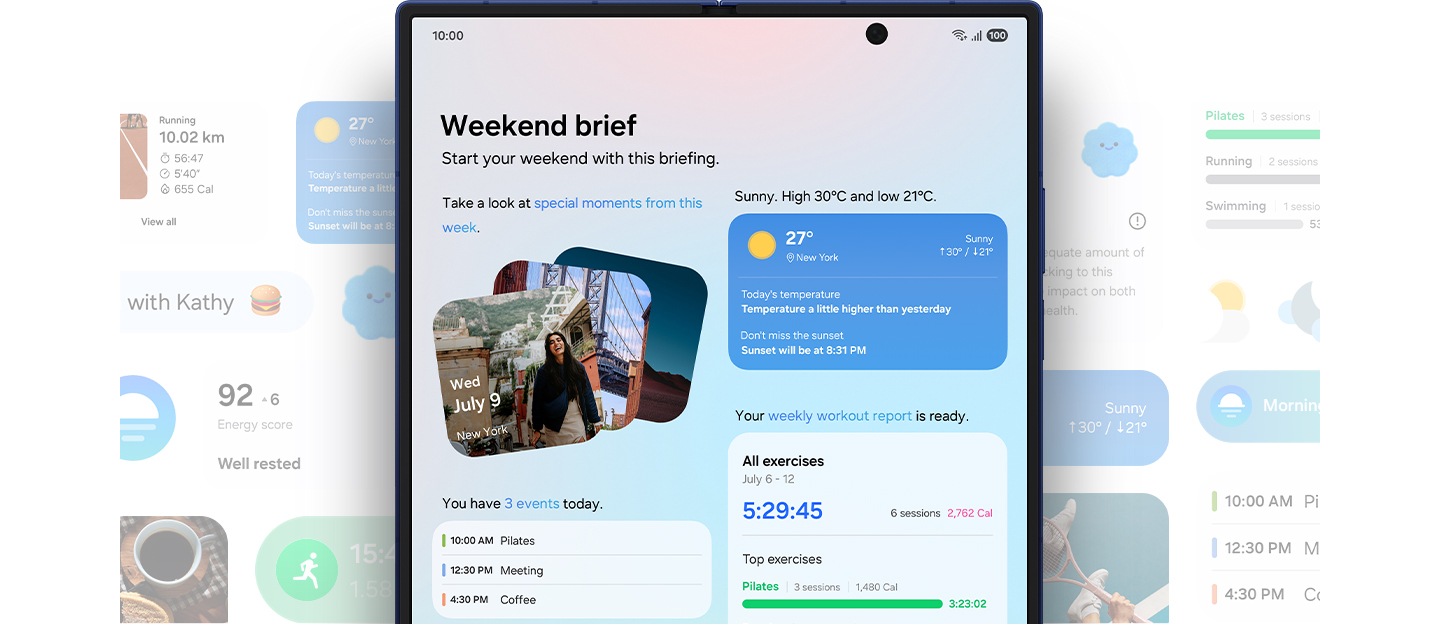 갤럭시 Z 폴드7이 메인 디스플레이가 노출되도록 펼쳐져 있습니다. Now Brief가 활성화되어 있고, 주말 브리핑에는 사진 추억, 예정된 일정, 최신 날씨, 기타 운동 정보가 표시됩니다. 기기 측면에는 에너지 점수와 달리기 정보를 포함한 Now Brief 관련 정보가 추가로 표시됩니다.