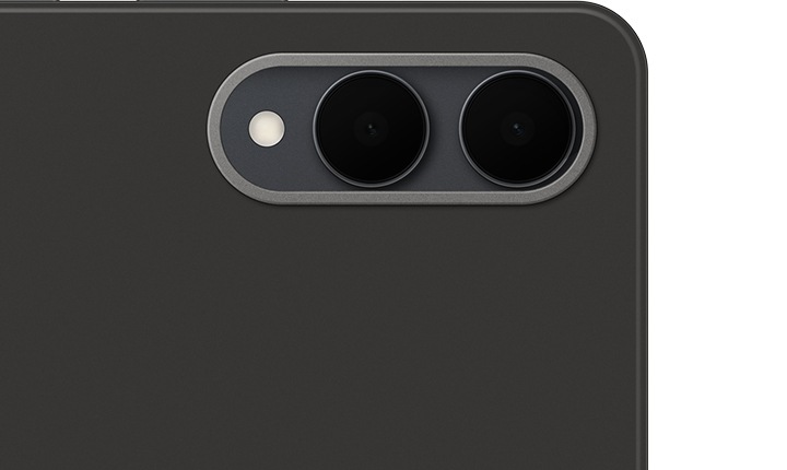 2개의 후면 카메라 주변이 메탈 프레임으로 마감된 갤럭시 탭 S11 울트라 전용 블랙 색상 북커버의 매끈한 후면 디자인 클로즈업입니다. 