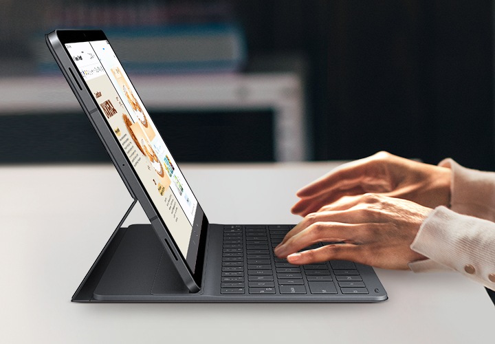 슬림 키보드 북커버를 사용해 갤럭시 탭 S11에서 타이핑하는 모습입니다. 화면에 드로잉 어시스트와 삼성 노트가 나란히 표시되어 있습니다. 세련된 디자인의 키보드가 태블릿 디자인과 잘 어우러져 창의적인 멀티태스킹을 위한 깔끔하고 전문적인 작업 환경을 연출합니다.