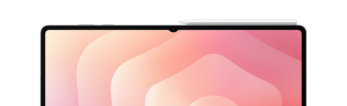 독특한 육각형 디자인의 S펜이 갤럭시 탭 S11 울트라 오른쪽 상단 측면에 자석으로 부착되어 있는 모습입니다.