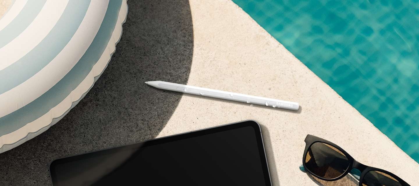 수영장 물가에 물방울이 맺힌 S펜이 놓여 있습니다. 빛을 반사하는 육각형 디자인이 강조되며 뒤쪽에는 삼성 로고가 보입니다. 주변으로는 갤럭시 탭 S11 울트라, 줄무늬 튜브, 선글라스가 함께 배치되어 방수 기능을 강조합니다. 