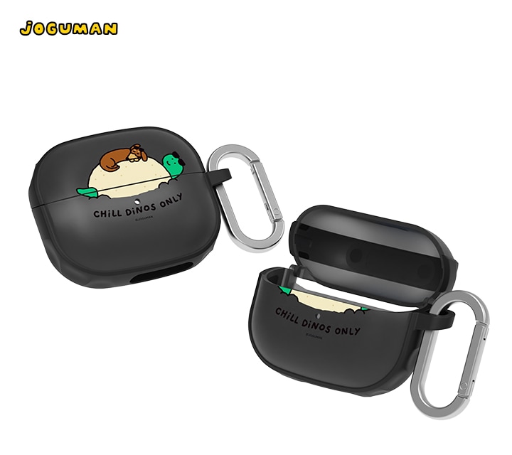 왼쪽 상단에 조구만 로고가 있고, 갤럭시 버즈3 FE 범퍼 케이스 위드 카라비너 (조구만)의 왼쪽으로 살짝 기울어진 정면 이미지와 뚜껑이 열린채 오른쪽으로 살짝 기울어진 정면 이미지가 보이고 있습니다.