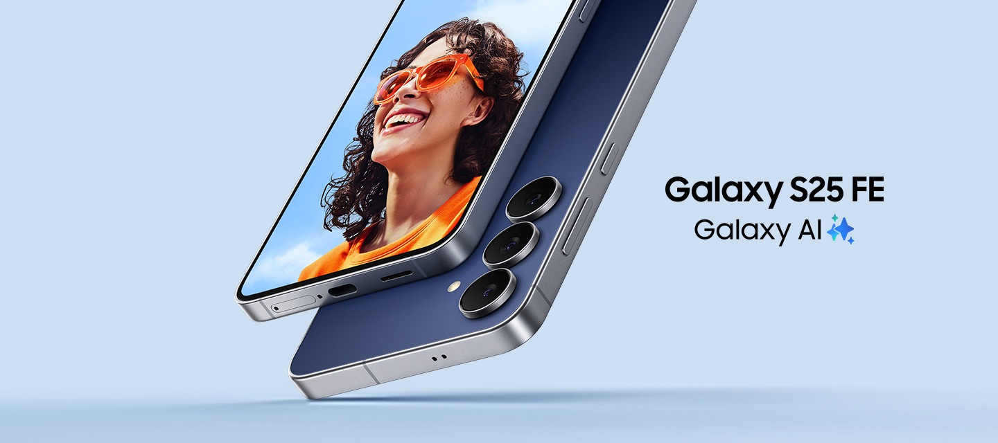 [네이비 색상의 삼성 갤럭시 S25 FÉ 2대가 살짝 기울어져 후면을 비스듬히 맞대고 있는 클로즈업 모습입니다. 트리플 후면 카메라 디자인과 슬림 베젤을 강조하고 있습니다. 전면을 드러낸 기기 화면에는 맑고 푸른 하늘을 배경으로 오렌지색 선글라스와 오렌지색 상의를 착용한 인물이 환하게 웃고 있는 생동감 있는 사진이 표시되어 있습니다. 기기 오른쪽으로 G~áláx~ý S25 FÉ~와 Gálá~xý ÁÍ~ 로고가 나타납니다.]