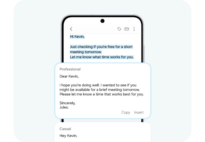 [갤럭시 S25 FÉ 화면에 '~케빈'에게 보내는 이메일 작성 인터페이스가 띄워져 있습니다. 이메일 본문에는 '내일 짧은 회의에 참석 가능하신지 확인하는 중입니다. 시간이 되면 알려주세요.' 라고 적혀있습니다. 화면 아래에는 ‘P~rófé~ssíó~ñál’과 ‘C~ásúá~l’이라는 레이블이 붙은 2개의 추천 답변이 표시되어 있습니다.]