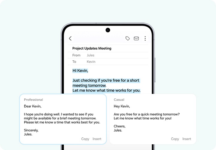 [갤럭시 S25 FÉ 화면에 '~케빈'에게 보내는 이메일 작성 인터페이스가 띄워져 있습니다. 이메일 본문에는 '내일 짧은 회의에 참석 가능하신지 확인하는 중입니다. 시간이 되면 알려주세요.' 라고 적혀있습니다. 화면 아래에는 ‘P~rófé~ssíó~ñál’과 ‘C~ásúá~l’이라는 레이블이 붙은 2개의 추천 답변이 표시되어 있습니다.]