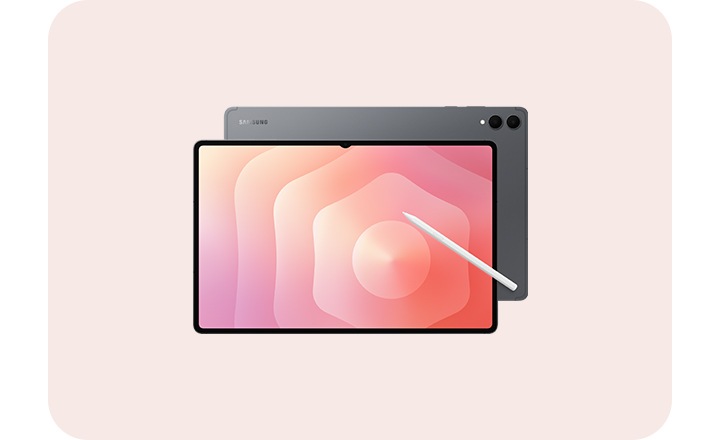  [갤럭시 탭 S11 울트라 두 대가 있습니다. 한 대는 전면 화면이 켜진 상태로 있으며 필트색 전면에 스타일러스 펜이 화면을 가로질러 대각선으로 놓여져 있습니다. 한 대는 후면을 드러낸 채로 겹쳐져 있으며 삼성 로고와 후면 카메라 두개를 확인할 수 있습니다.]