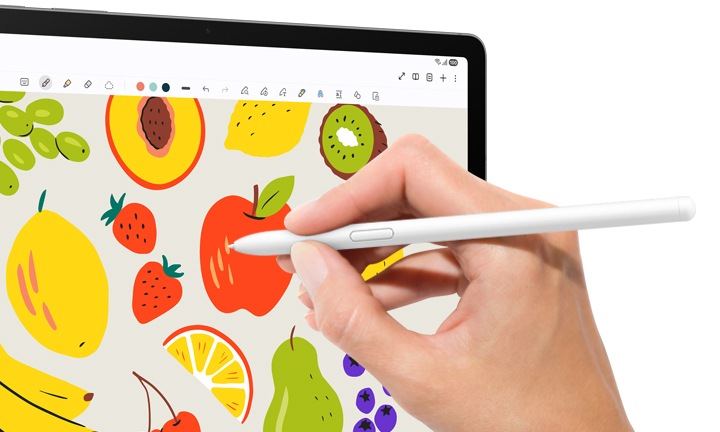 한 손에 S펜을 편하게 쥐고 갤럭시 S10 라이트 화면에 다양한 과일을 그리고 있습니다. Samsung Notes 앱을 통해 스케치하고 색칠하며, 디테일한 그림을 손쉽게 완성할 수 있음을 강조합니다.