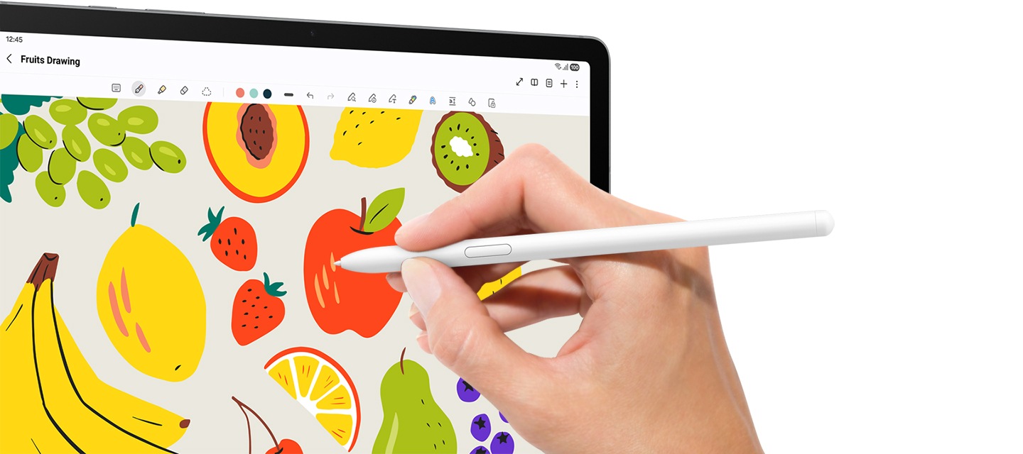 한 손에 S펜을 편하게 쥐고 갤럭시 S10 라이트 화면에 다양한 과일을 그리고 있습니다. Samsung Notes 앱을 통해 스케치하고 색칠하며, 디테일한 그림을 손쉽게 완성할 수 있음을 강조합니다.